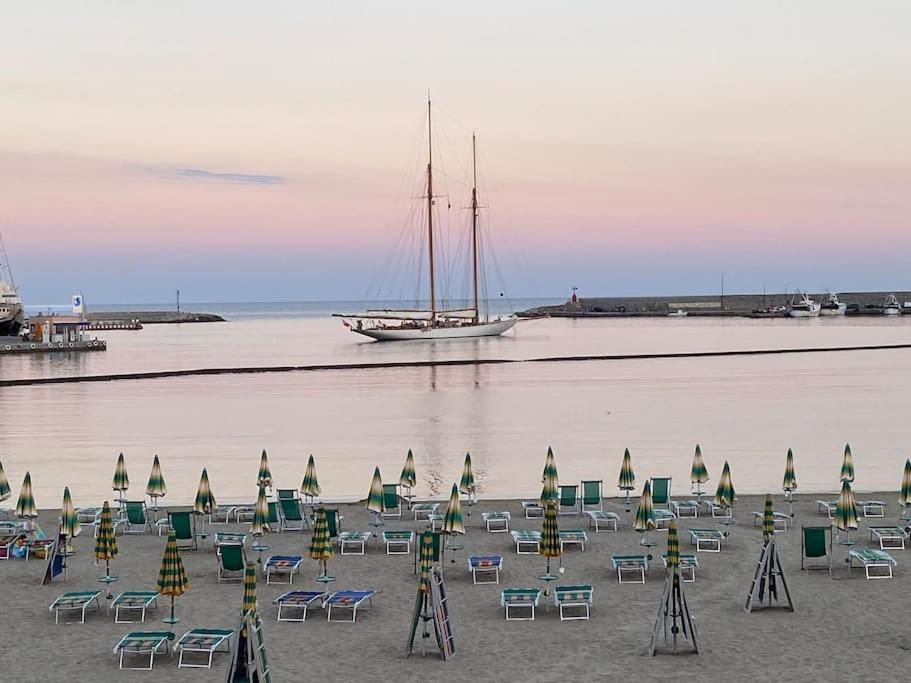 Appartamento Incantevole In Piazza Bresca, Sanremo Esterno foto